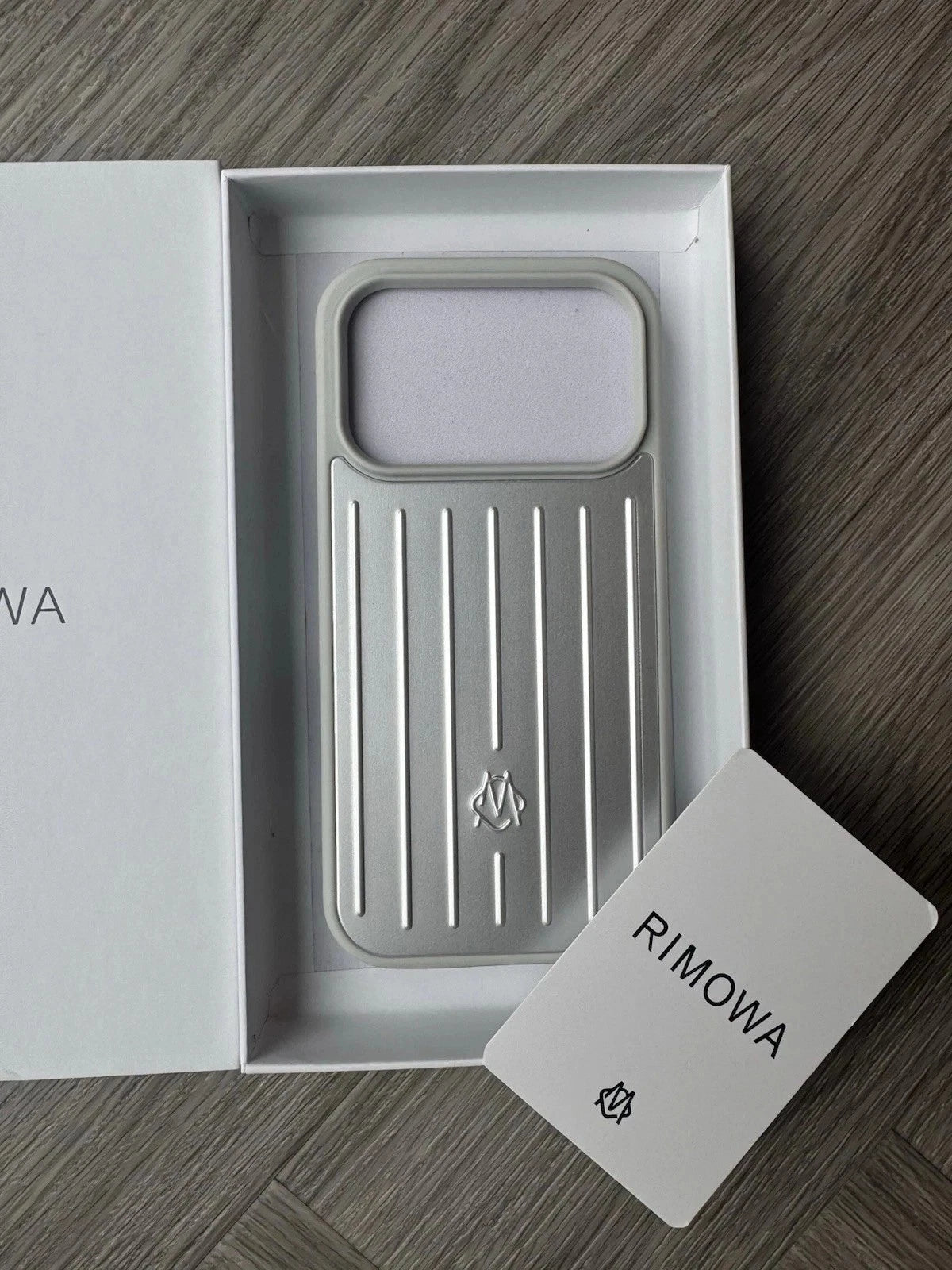 New Silver Aluminium Snap-On Phone Case for Apple iPhone 17 Pro Max