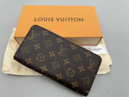 LOUIS VUITTON Monogram Canvas Zippy Wallet - Fuchsia
